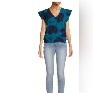 NWT- Tie-Dye Blues
V-Neck Linen
Ruffle sleeve Top